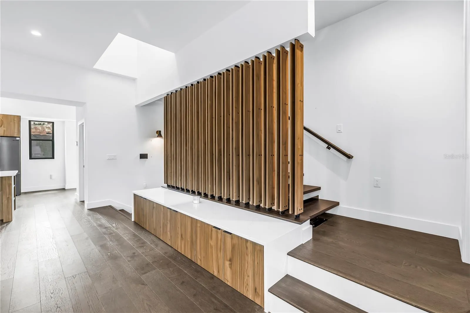409 E OAK AVE #9, #9
