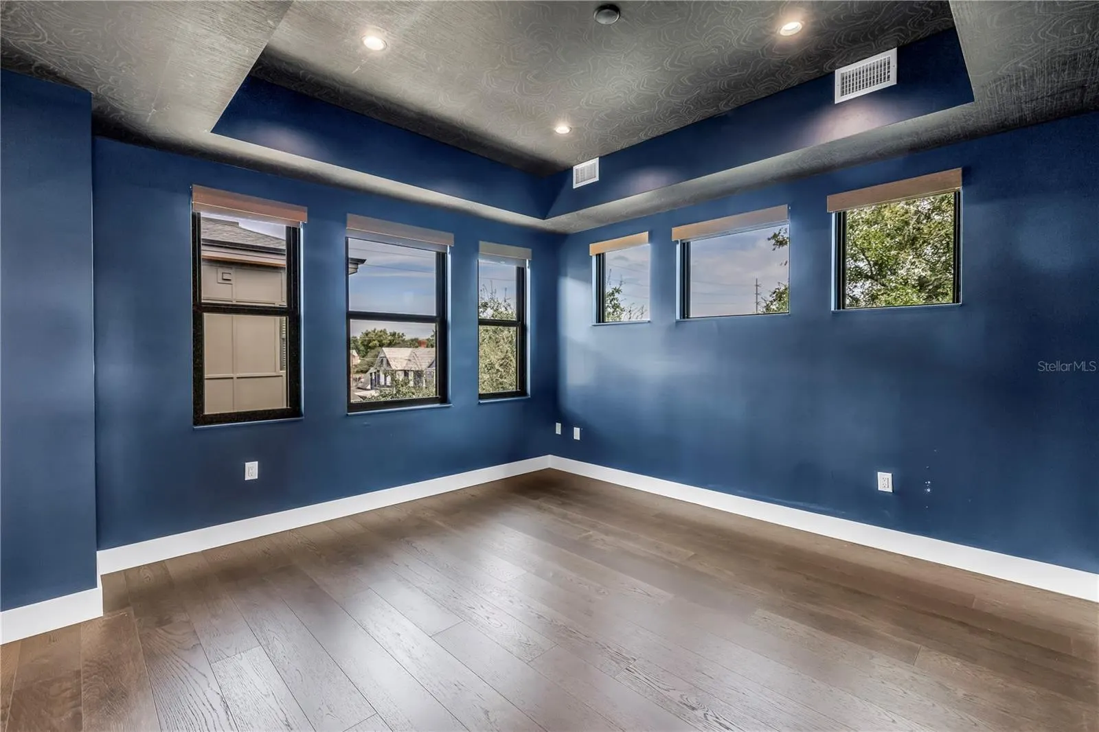 409 E OAK AVE #9, #9