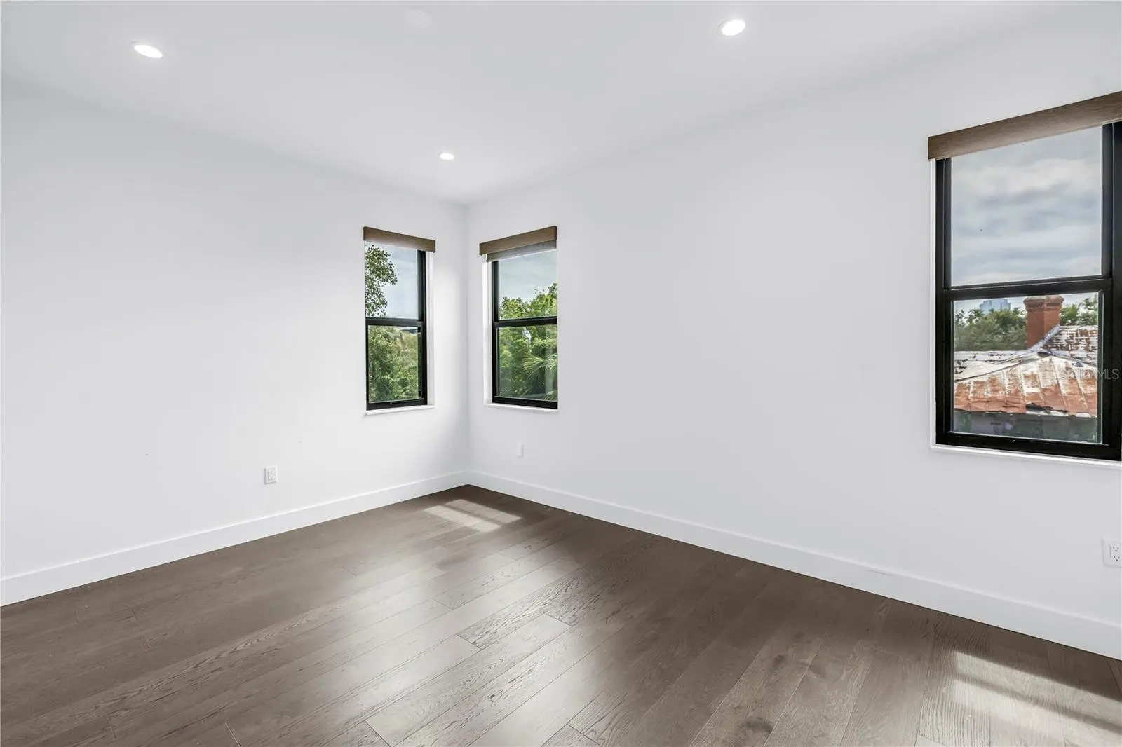 409 E OAK AVE #9, #9