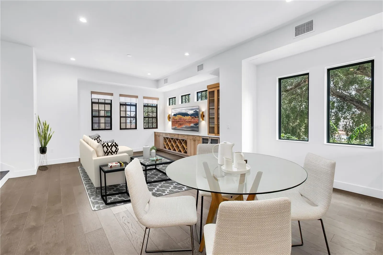 409 E OAK AVE #9, #9