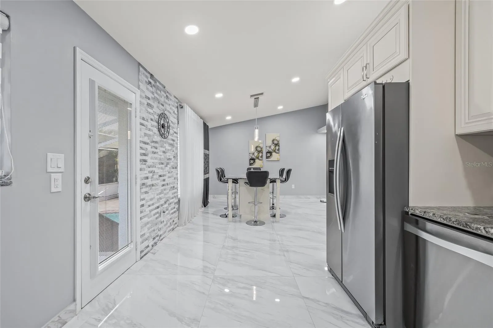 417 MANOR BLVD