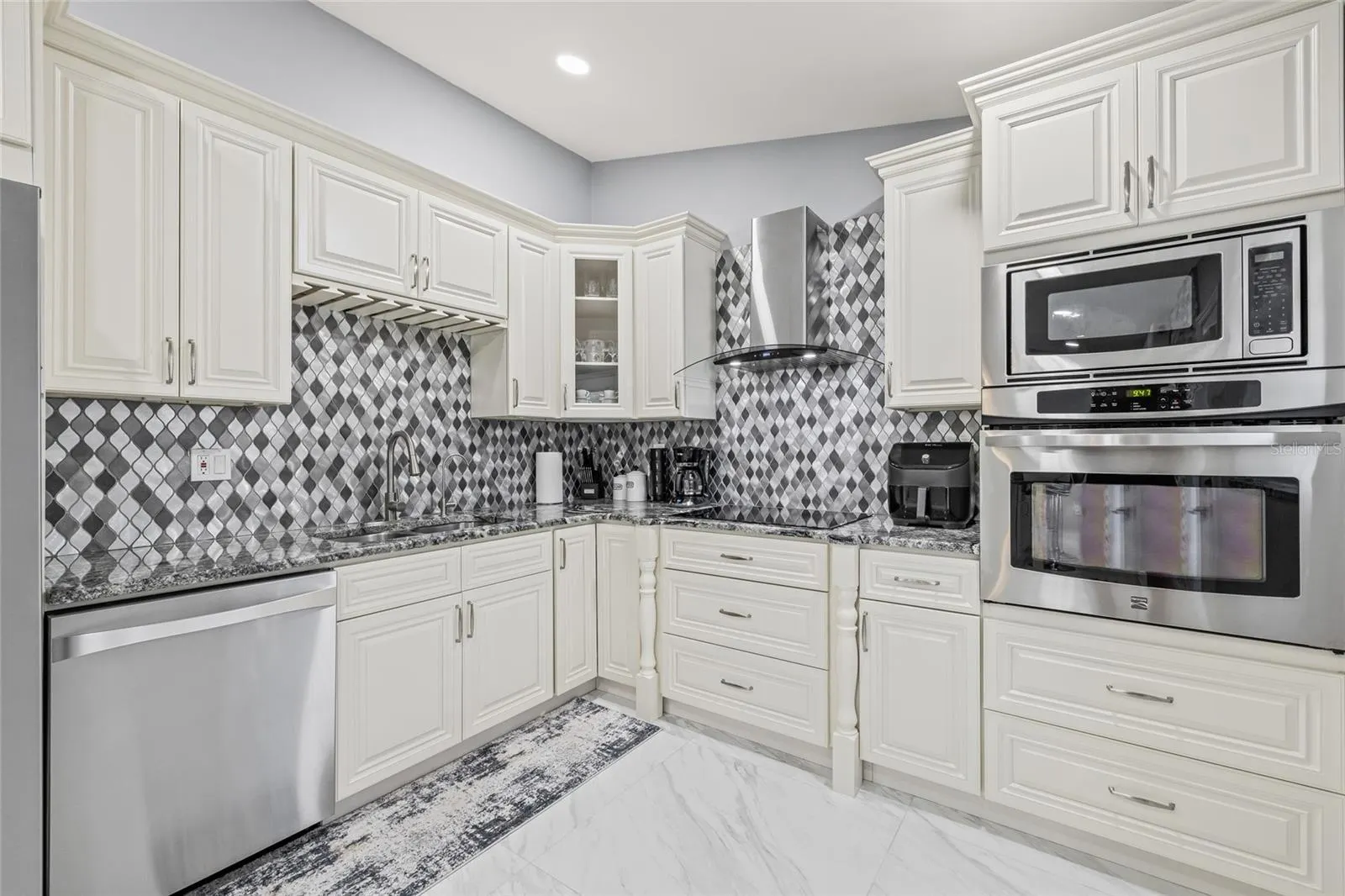 417 MANOR BLVD