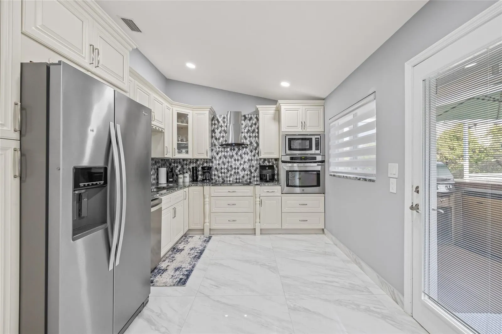 417 MANOR BLVD