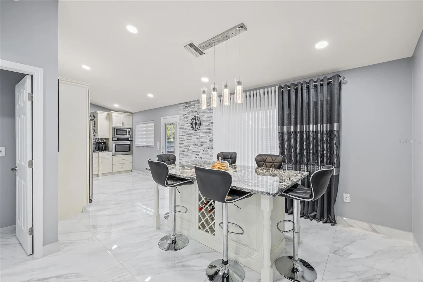 417 MANOR BLVD