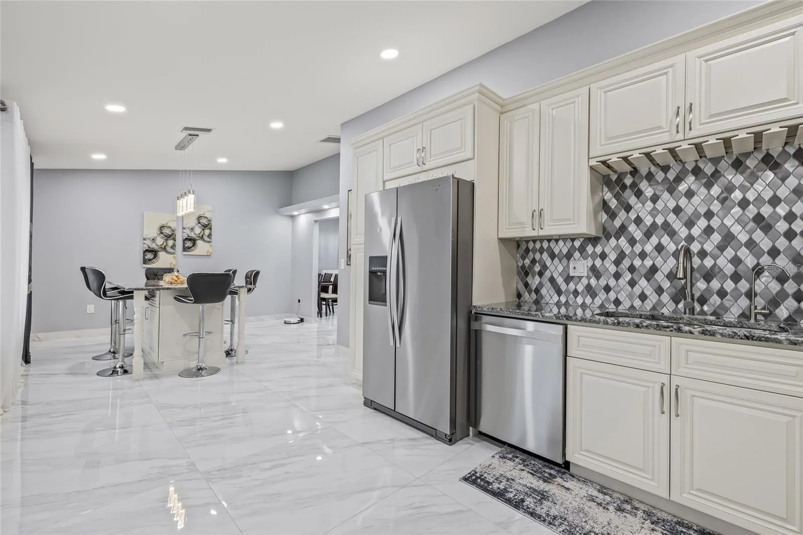 417 MANOR BLVD