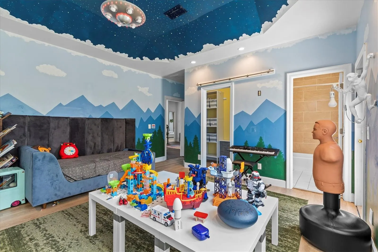 5914 LA ROSA LN