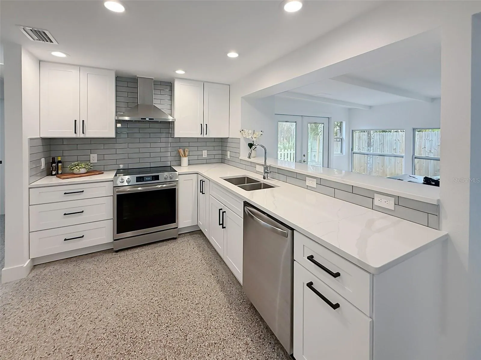 3903 BELLE VISTA DR E