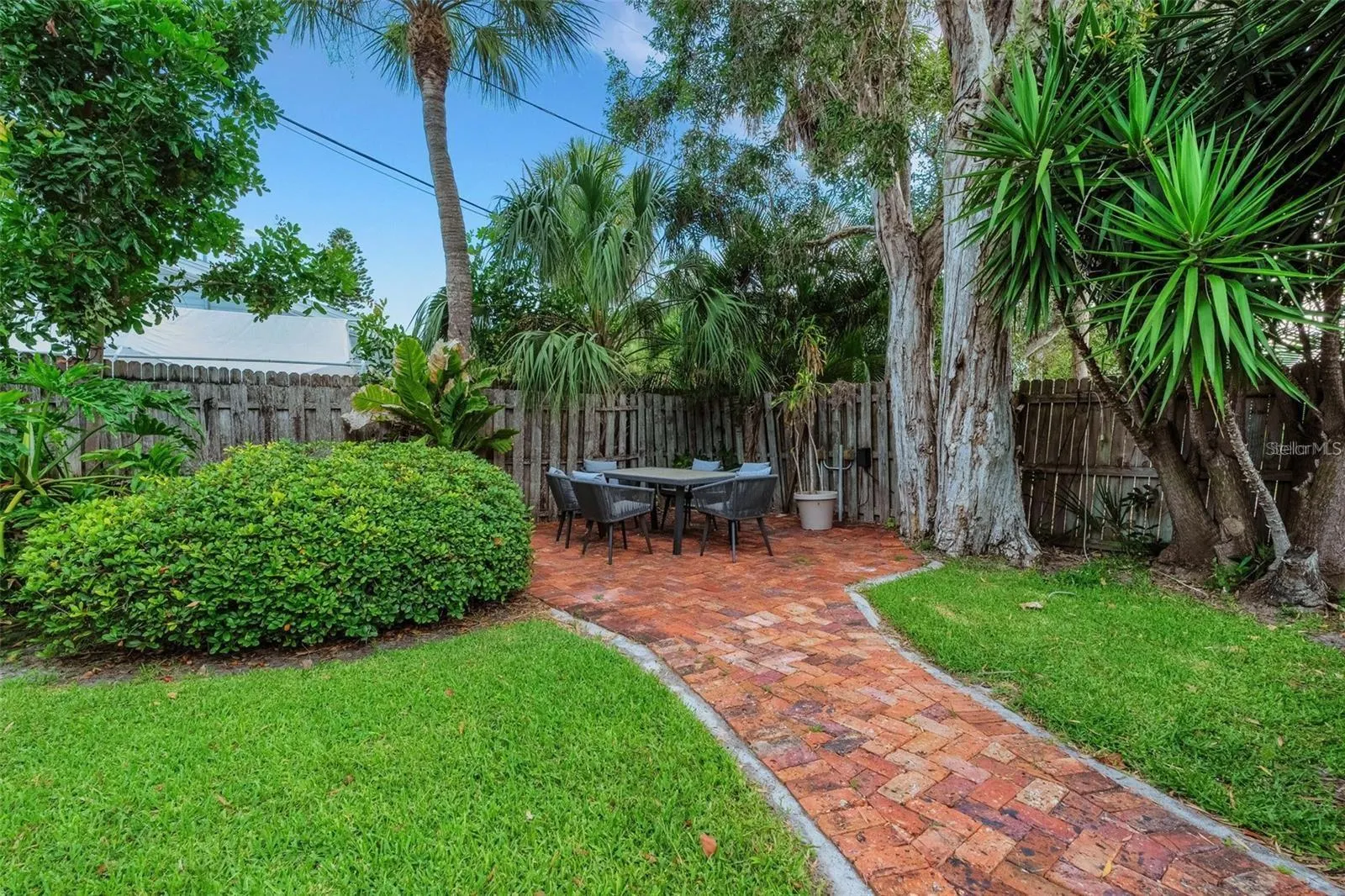 3903 BELLE VISTA DR E