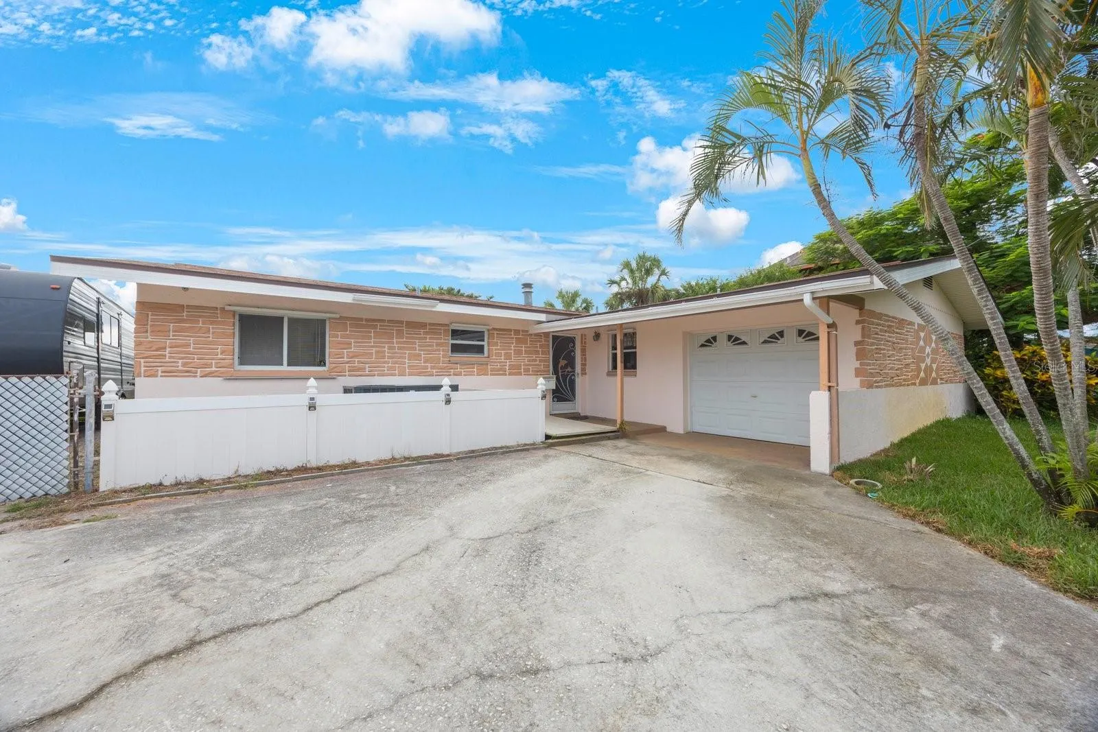 3560 BEACH DR SE