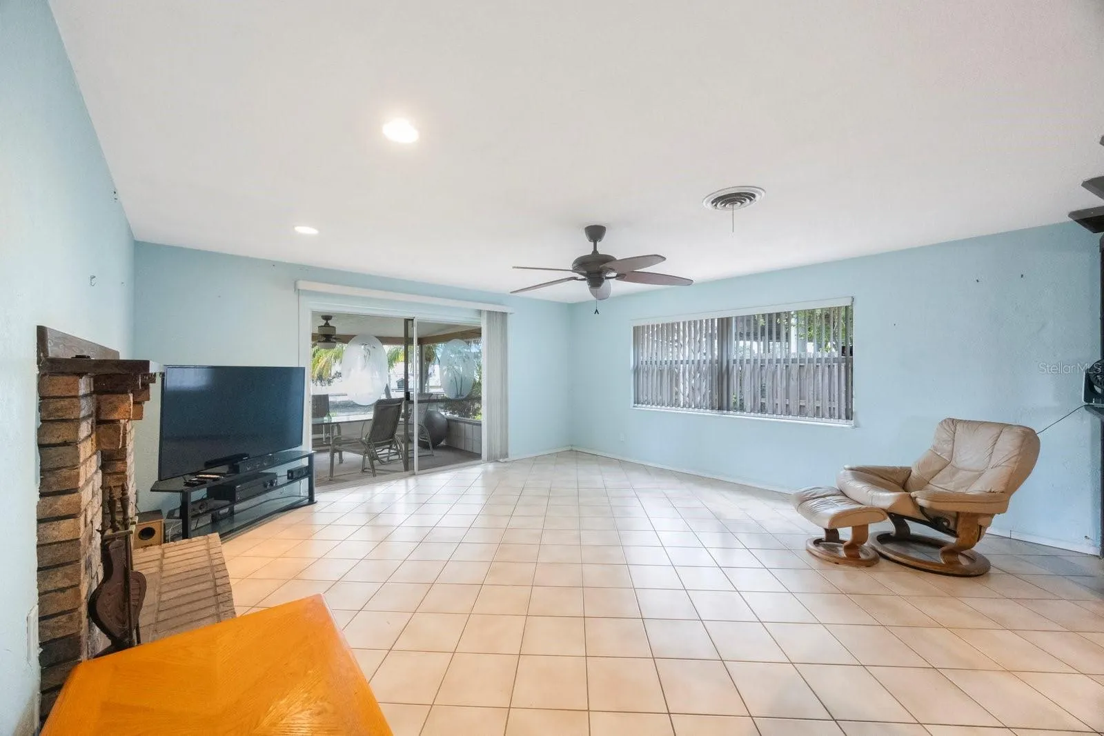 3560 BEACH DR SE