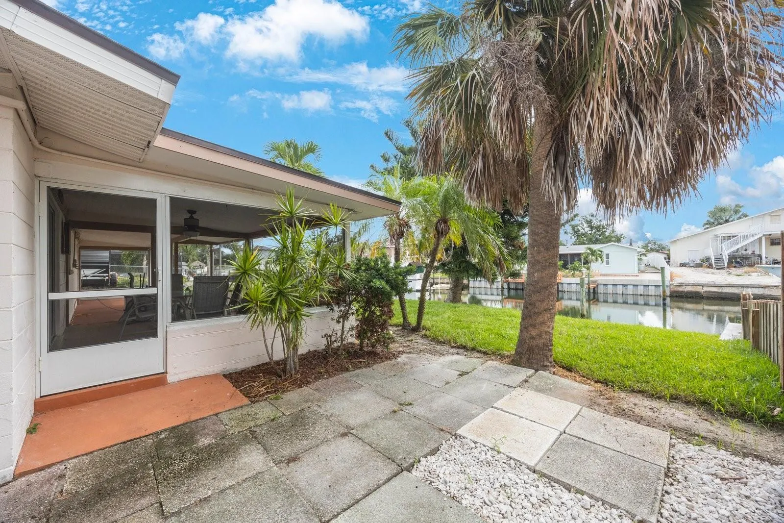 3560 BEACH DR SE