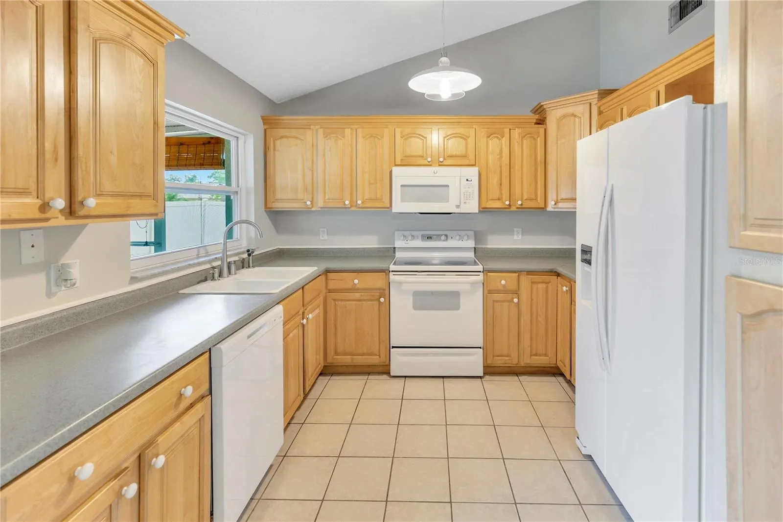 802 CENTERWOOD CT