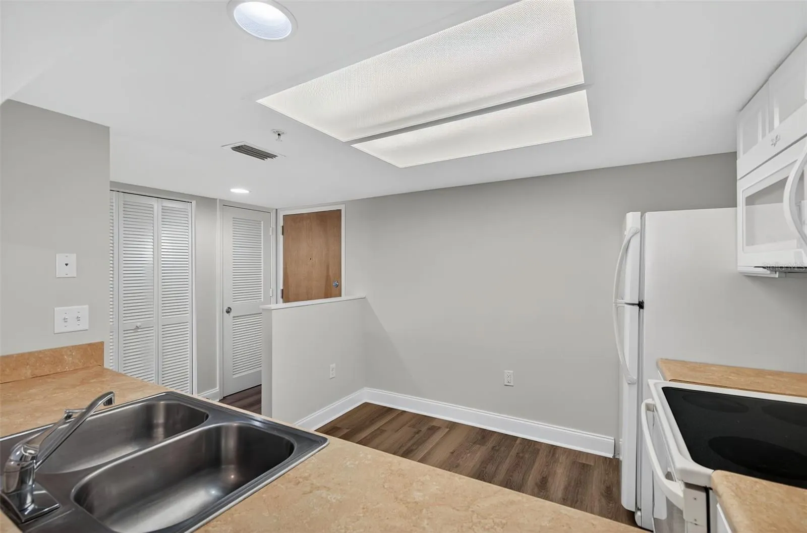 2595 COUNTRYSIDE BLVD #8106, #8106