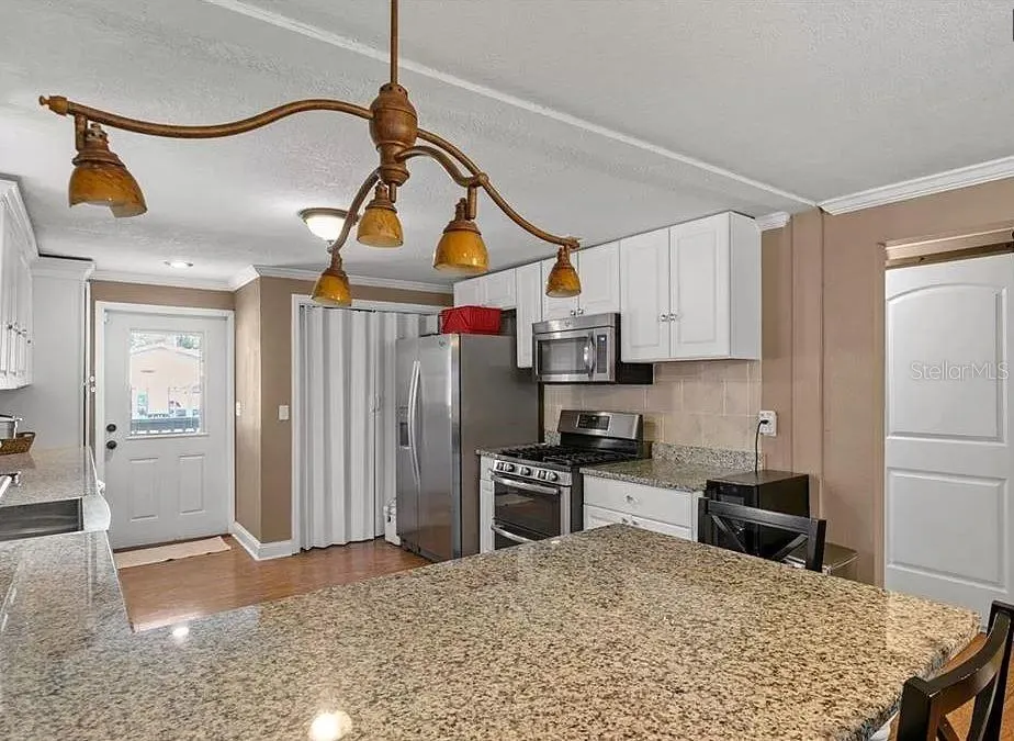 1103 DOUGLAS AVE