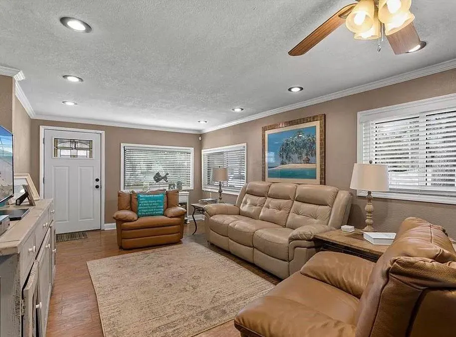1103 DOUGLAS AVE