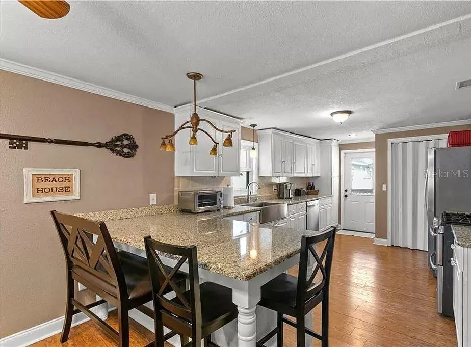 1103 DOUGLAS AVE