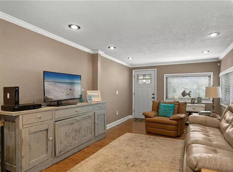 1103 DOUGLAS AVE