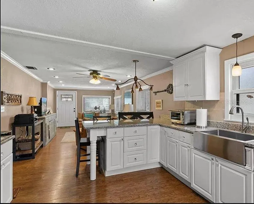 1103 DOUGLAS AVE