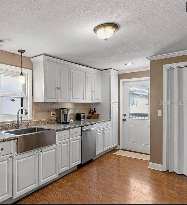1103 DOUGLAS AVE
