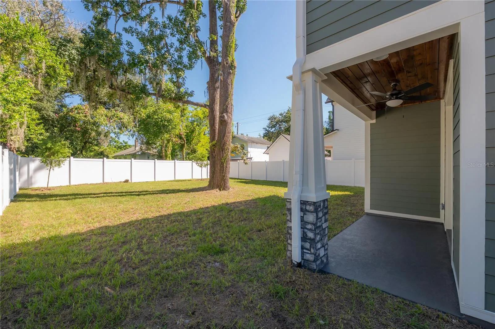 1228 E EMMA ST