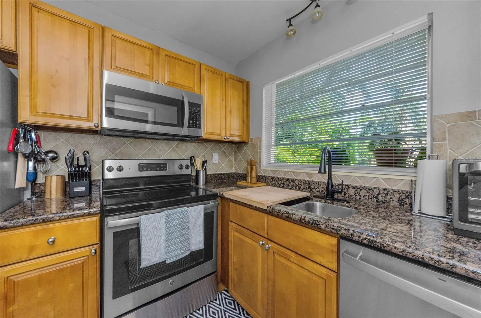 409 W HANNA AVE