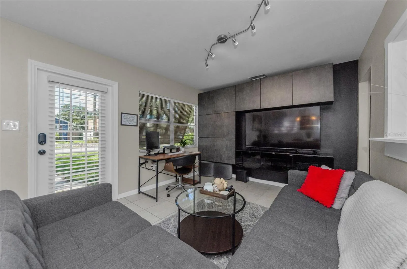 409 W HANNA AVE