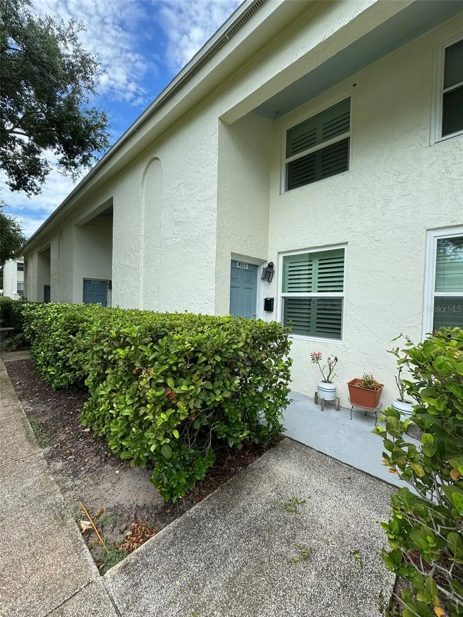 4517 W LA VILLA LN