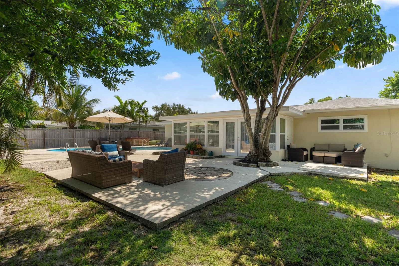 2979 DEL RIO DR