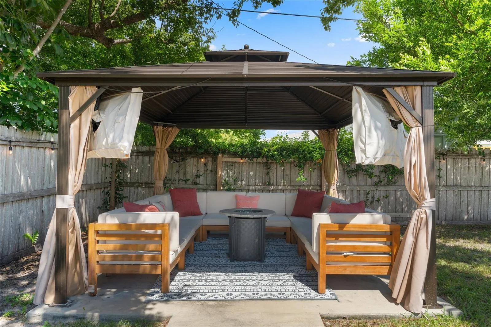 2979 DEL RIO DR