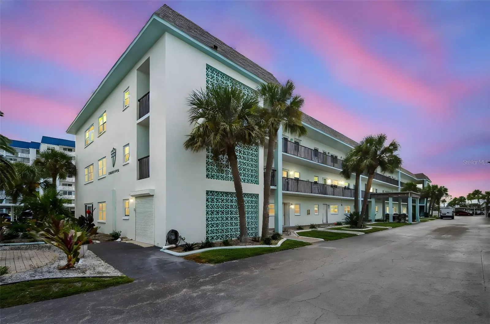8 GLENCOE PL #307, #307