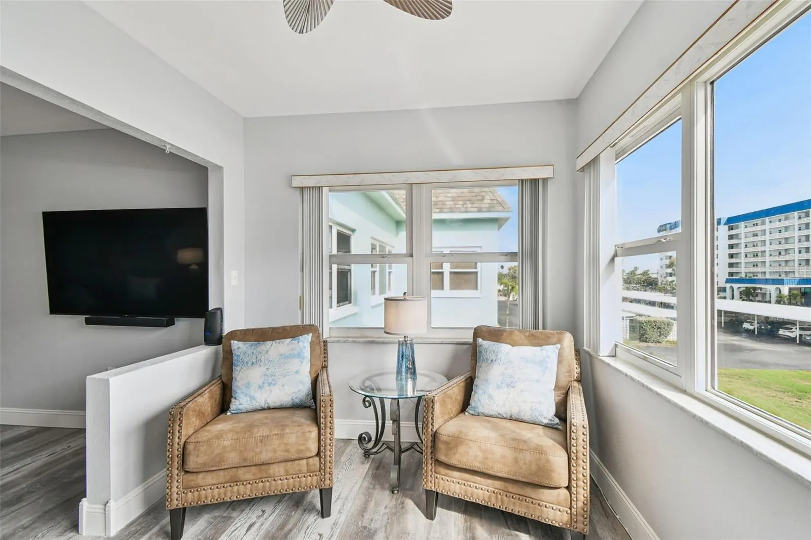 8 GLENCOE PL #307, #307