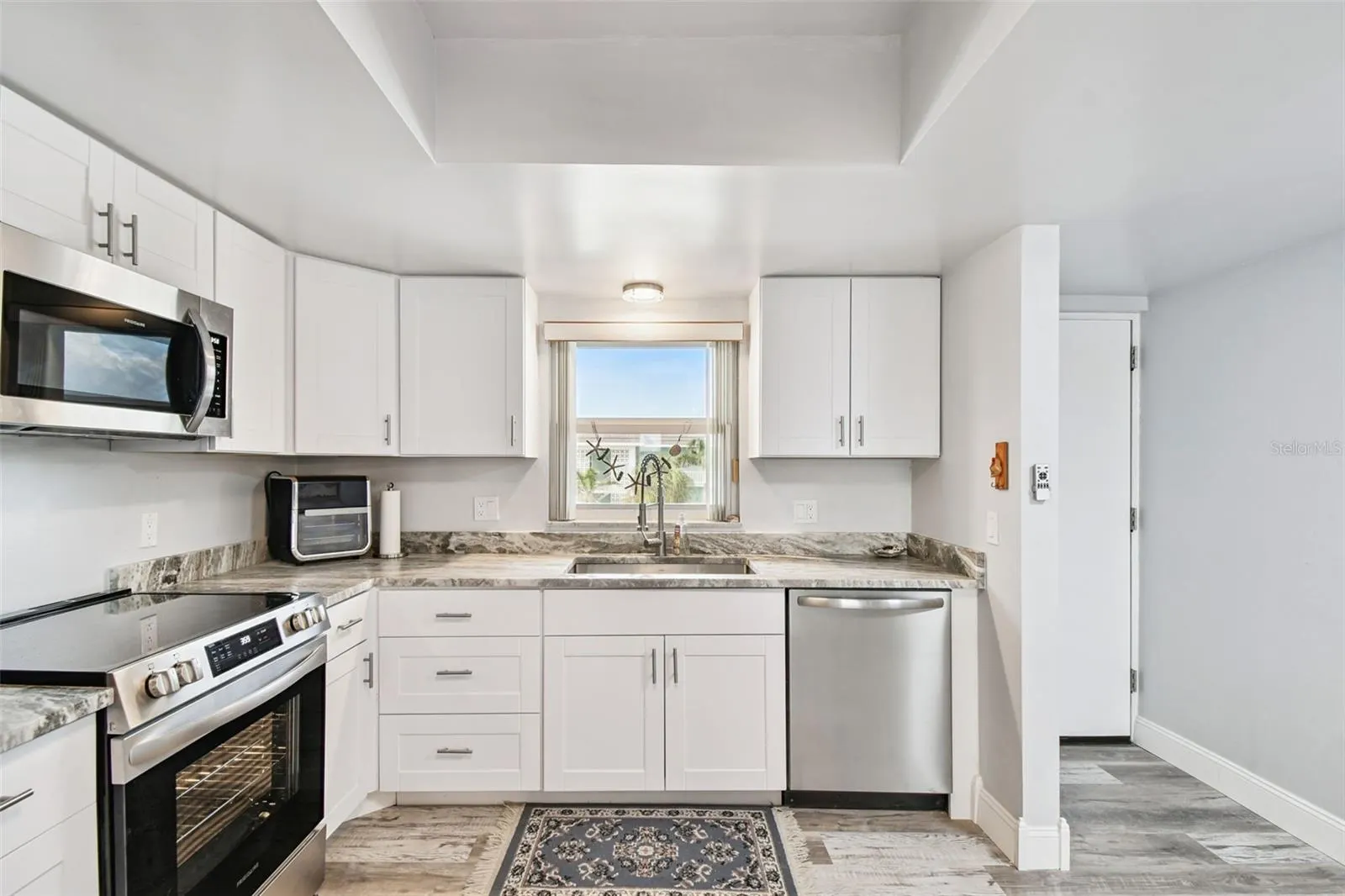 8 GLENCOE PL #307, #307