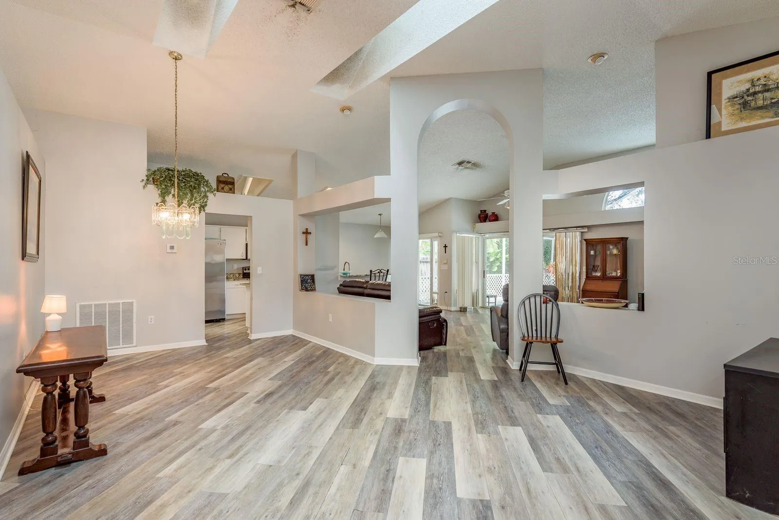 813 CRESTRIDGE DR