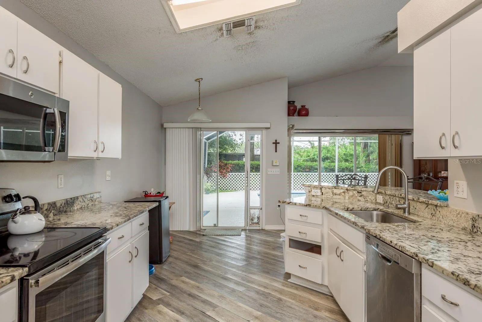 813 CRESTRIDGE DR