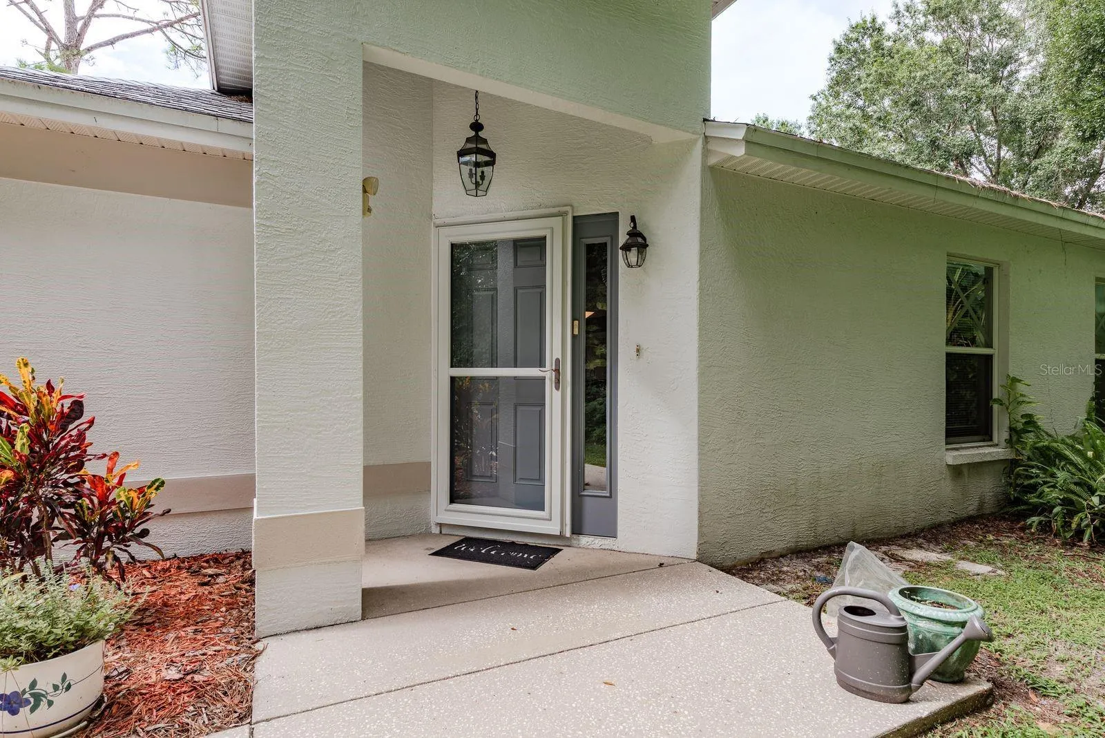 813 CRESTRIDGE DR