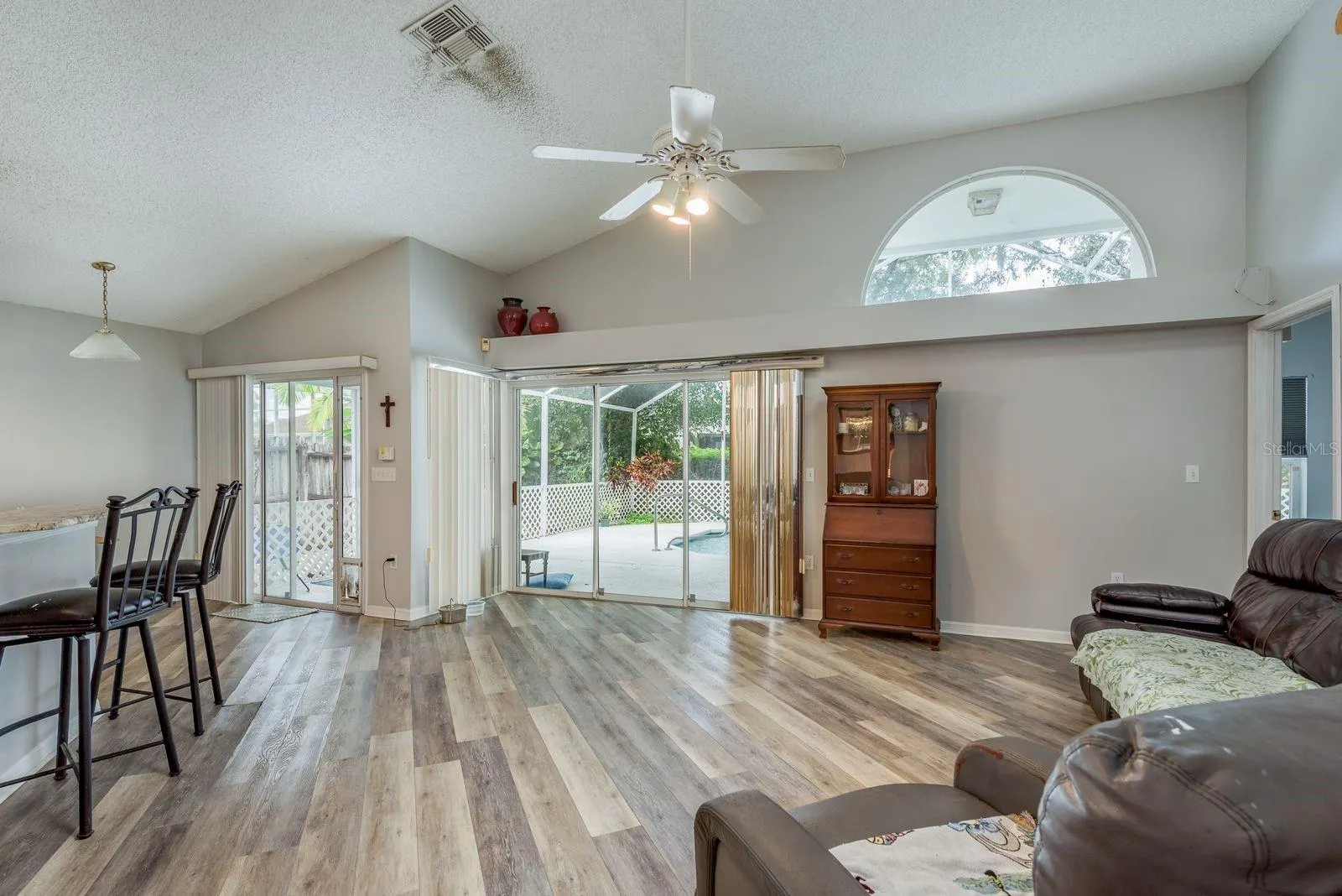 813 CRESTRIDGE DR