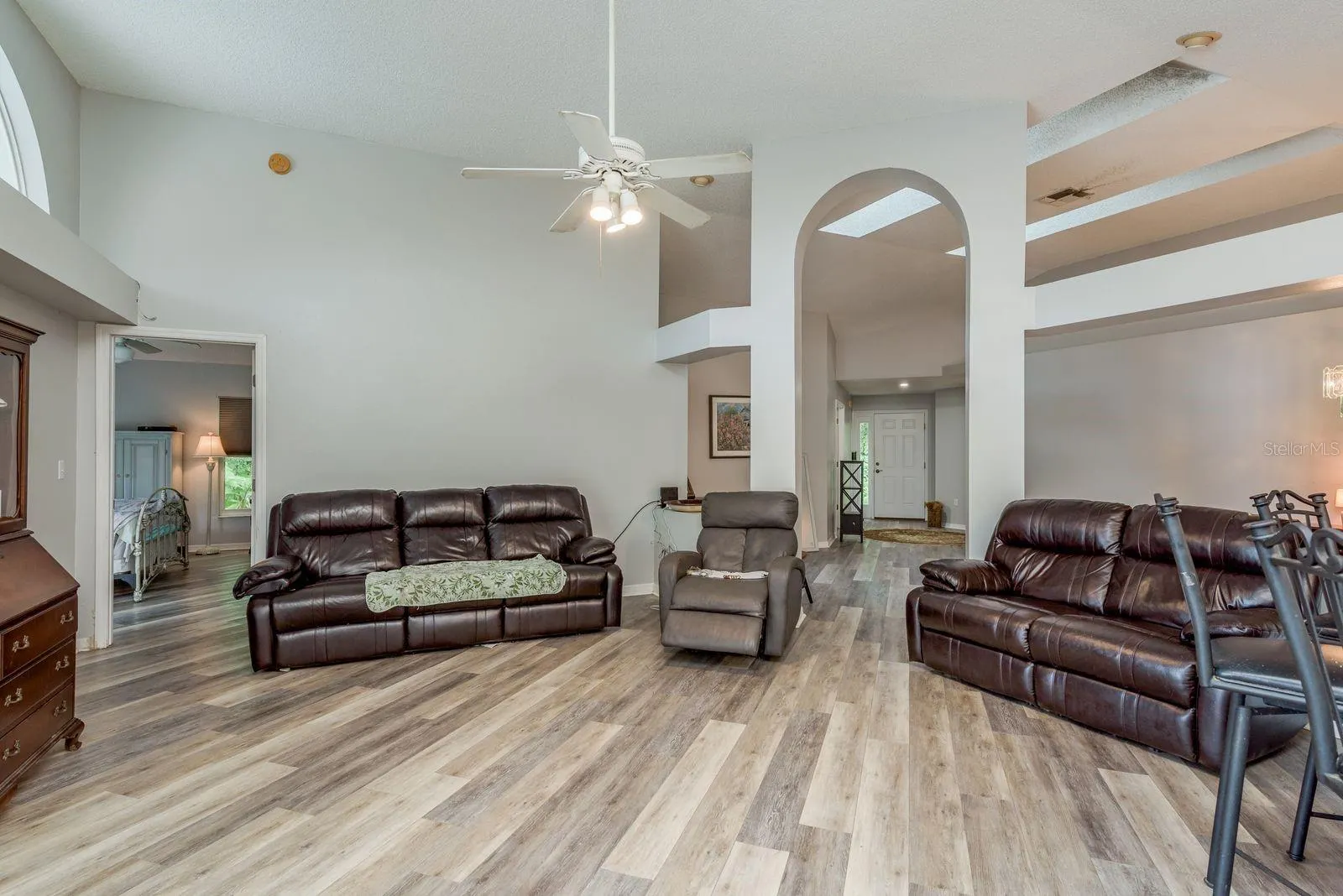 813 CRESTRIDGE DR
