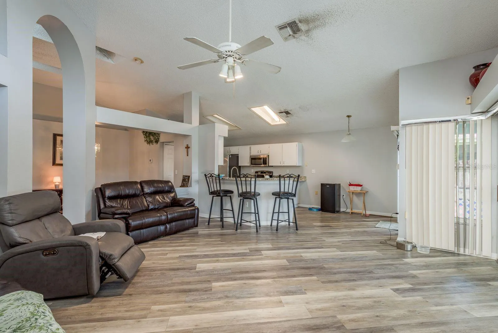 813 CRESTRIDGE DR