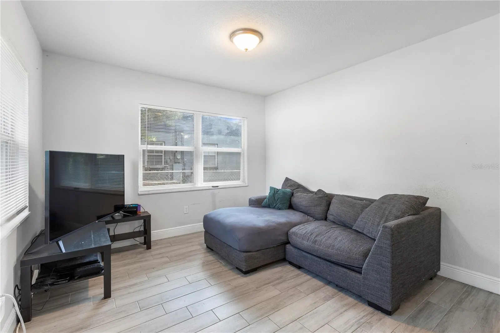 10208 LOLA ST