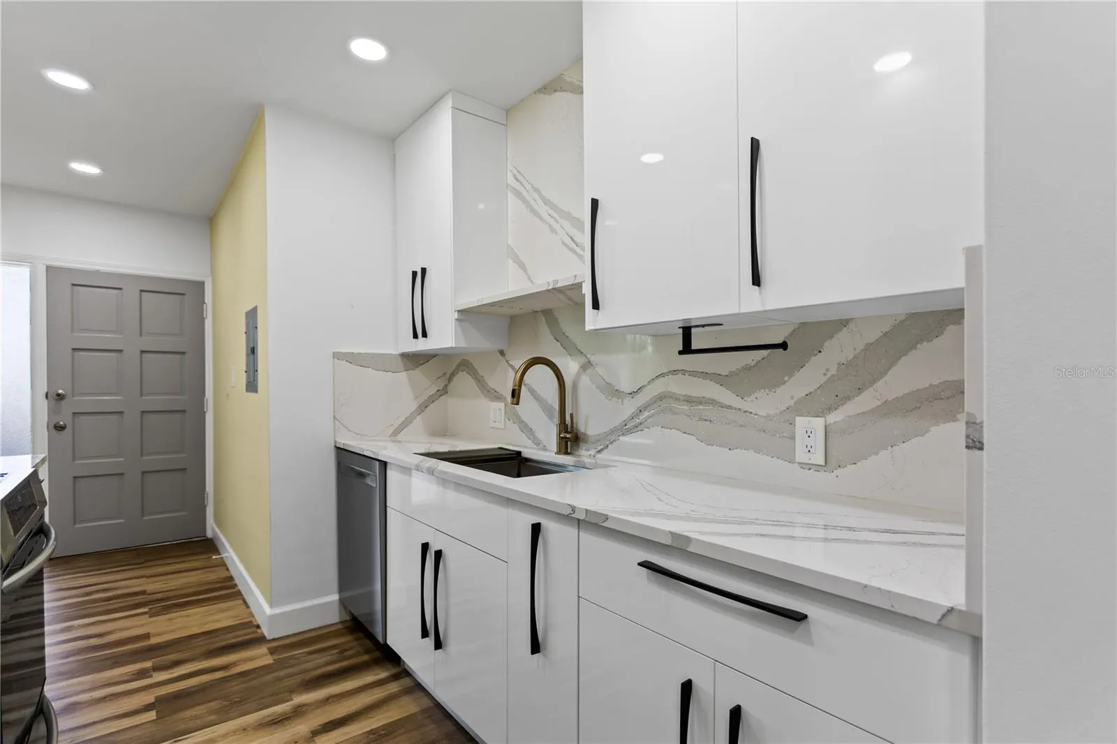 1200 N SHORE DR NE #204, #204