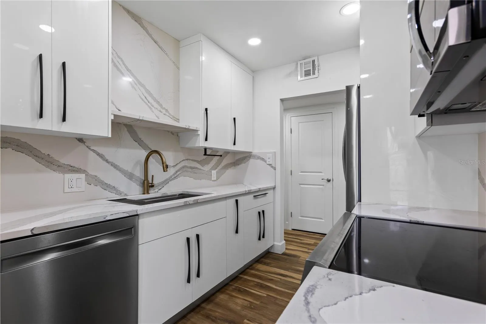 1200 N SHORE DR NE #204, #204