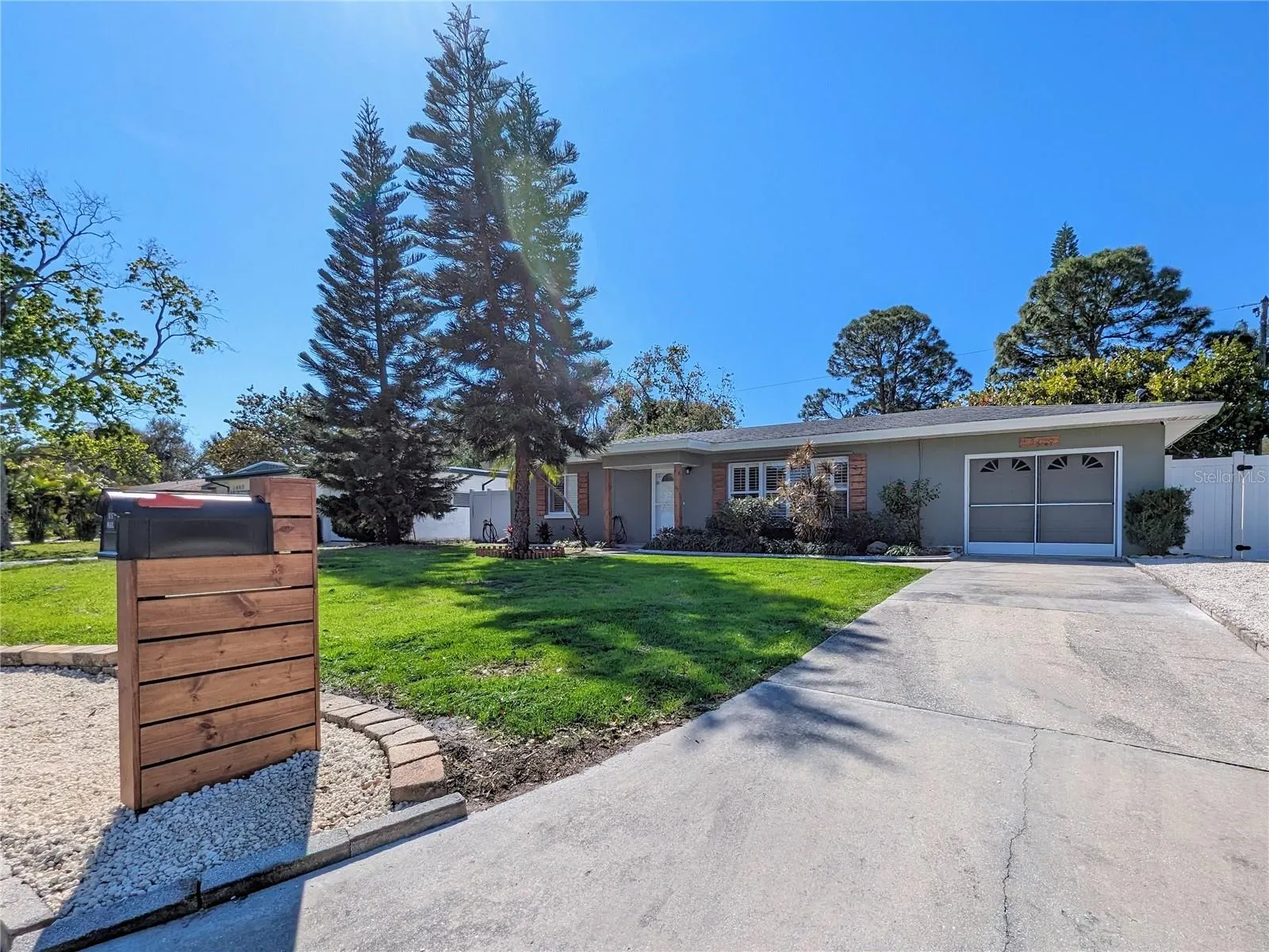 1456 S BETTY LN