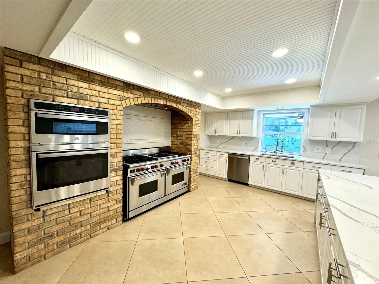 7315 HUNT CLUB LN