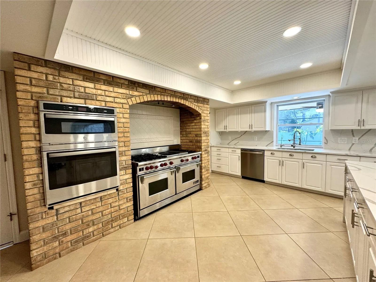 7315 HUNT CLUB LN