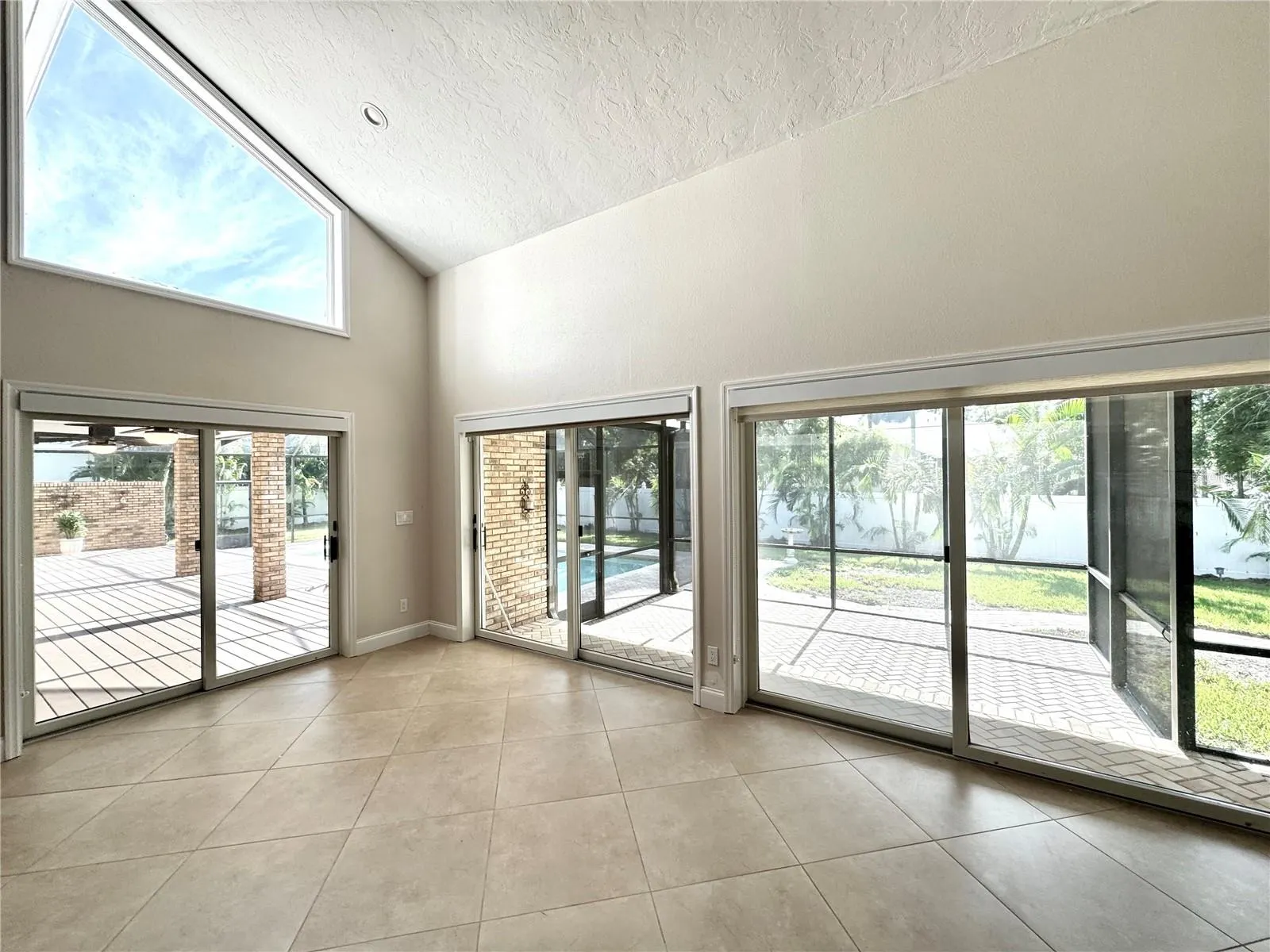 7315 HUNT CLUB LN