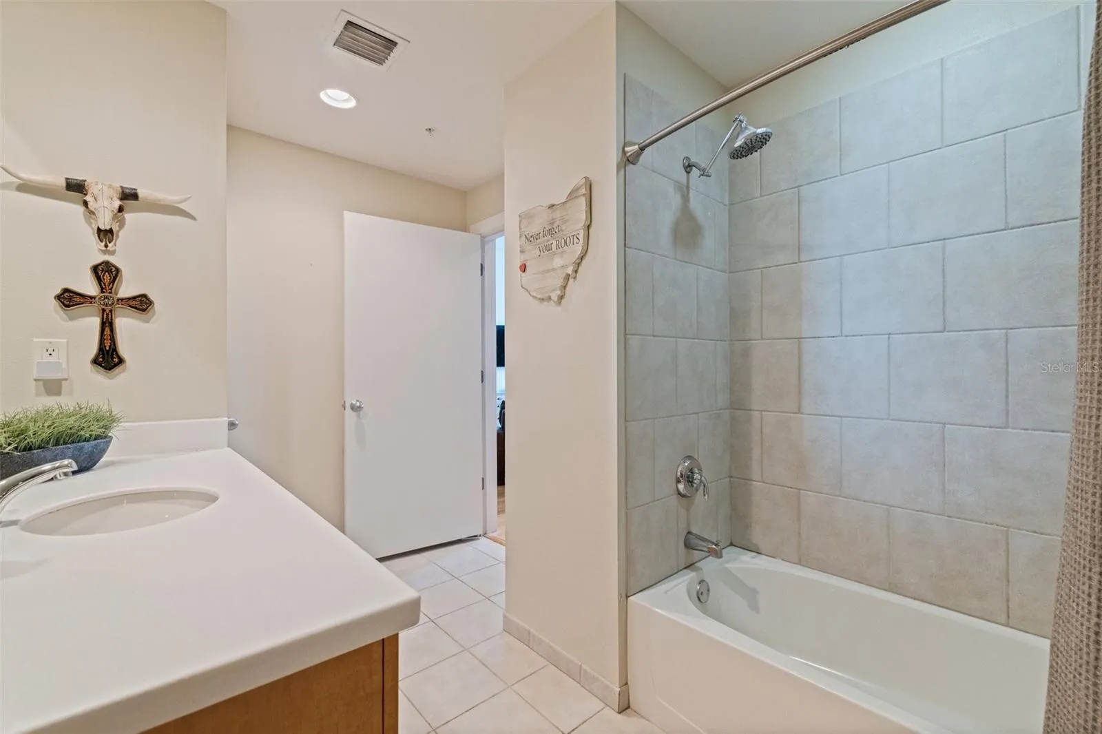1208 E KENNEDY BLVD #831, #831