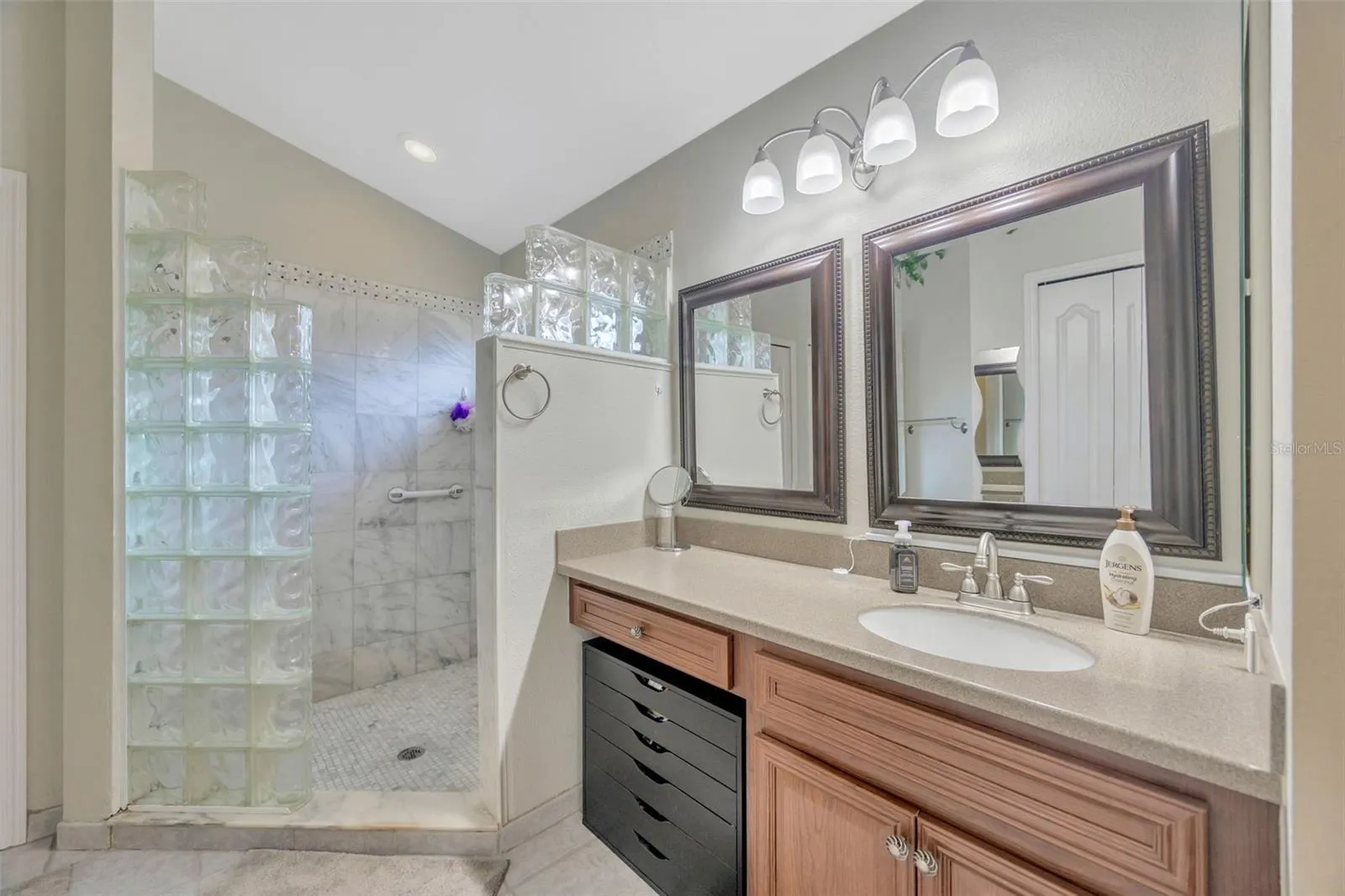 416 HENDERSON AVE
