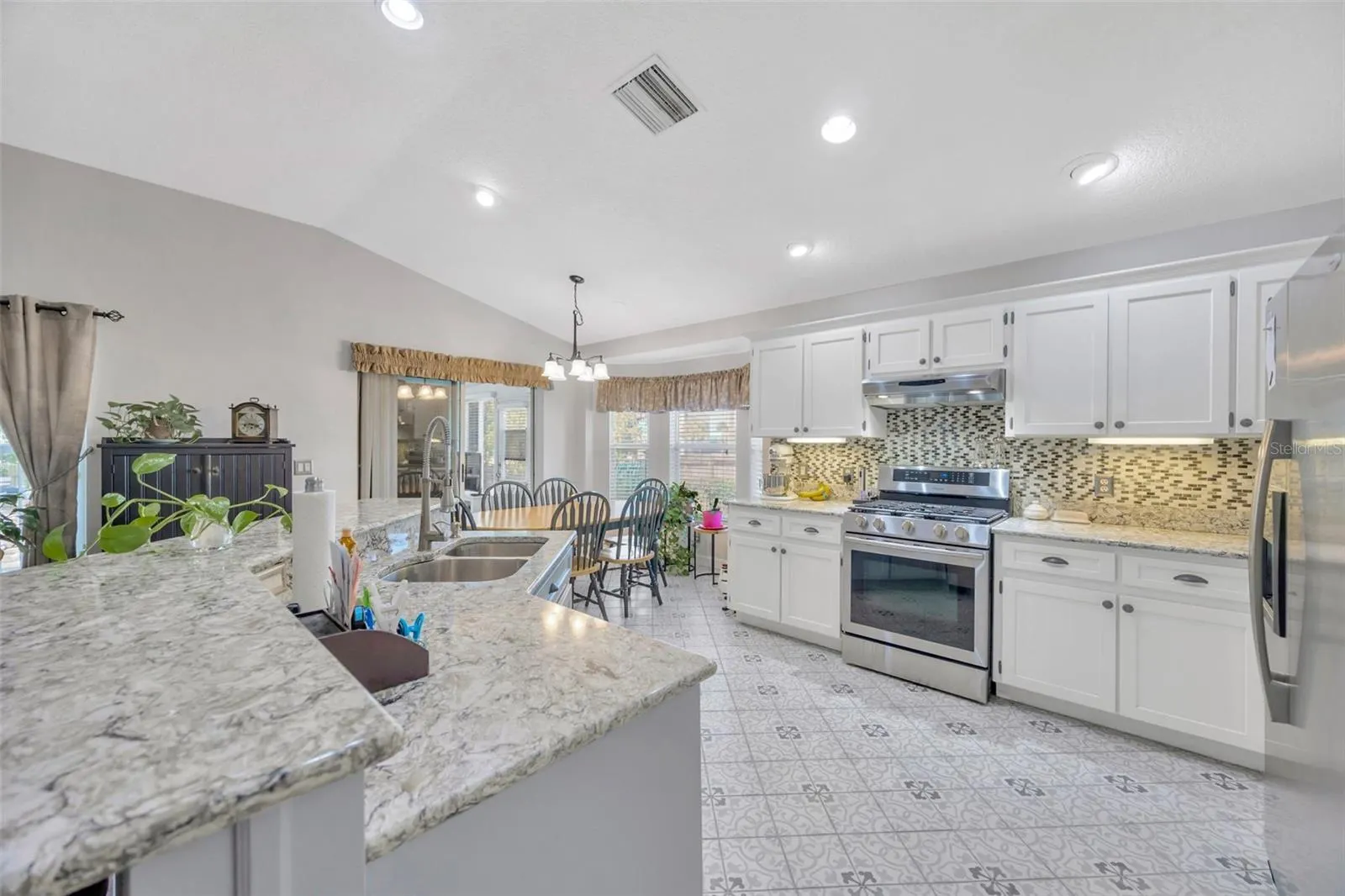416 HENDERSON AVE