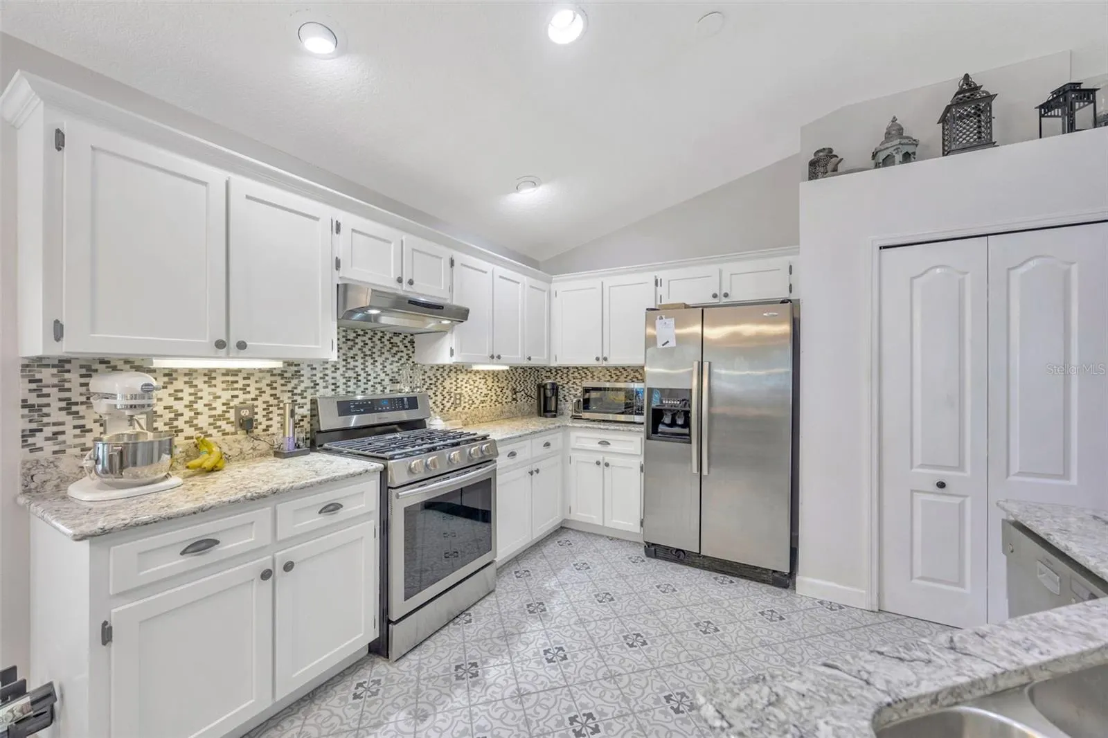 416 HENDERSON AVE