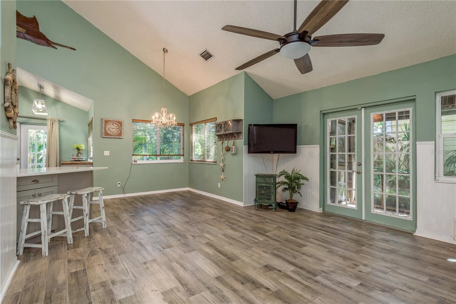 678 GREENGLEN LN